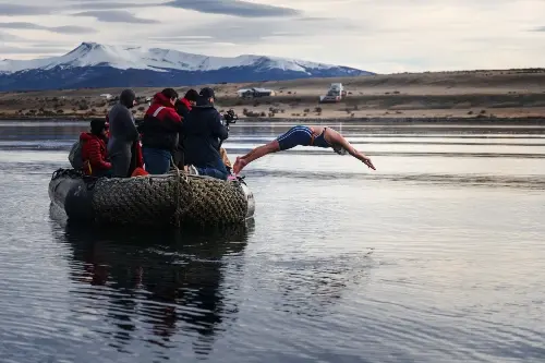Bárbara Hernández realiza el nado más largo de la historia en las gélidas aguas de Puerto Natales - Fulloutdoor